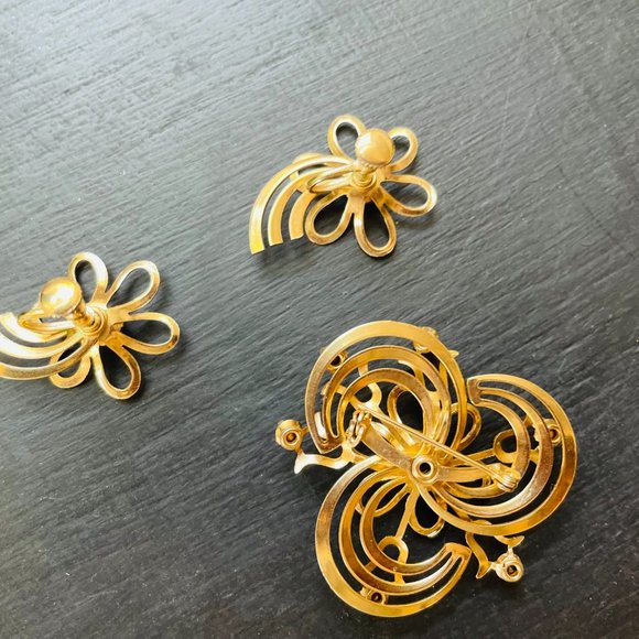 Vintage pink and purple flower swirl gold three layer brooch and earrings - Picture 6 of 10